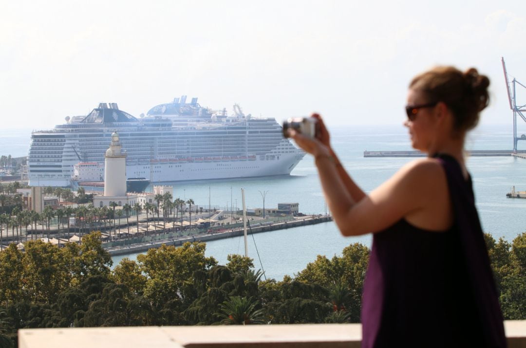 Archivo - Varios turistas pasean por la calles de Málaga, después de que haya atracado un crucero con más de seis mil cruceristas durante el puente de la Hispanidad a 12 de octubre de 2021 en Málaga (Andalucía).