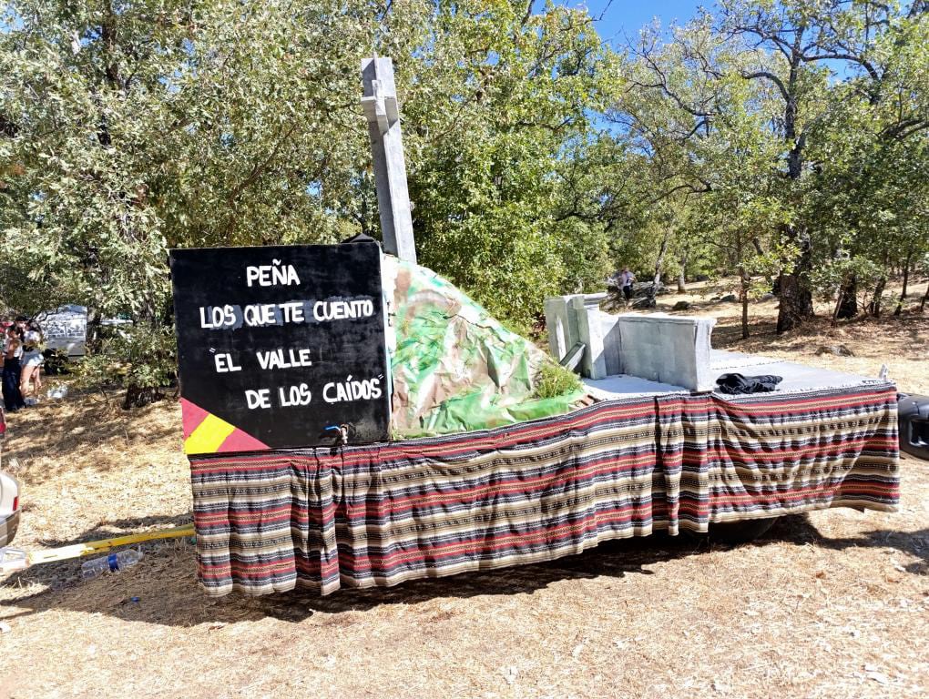 La carreta con motivos franquistas colocada en la Romería en honor a la Virgen de Gracia