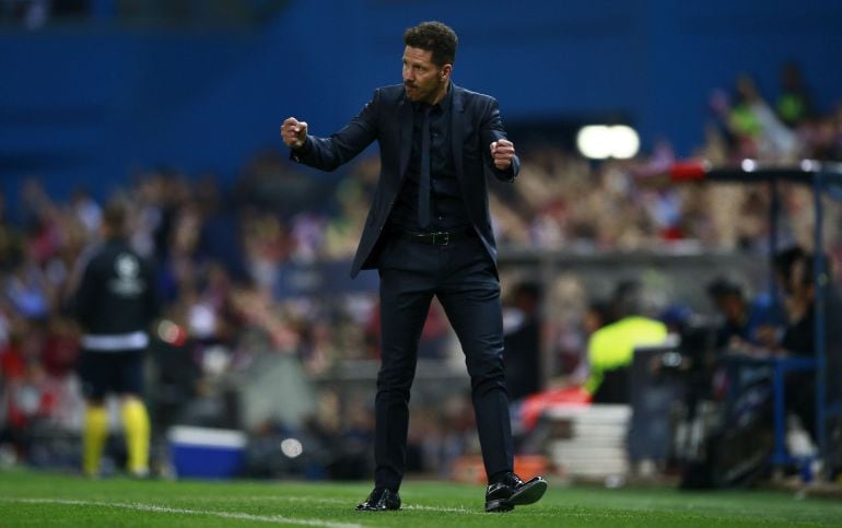 Simeone gesticula en la banda.