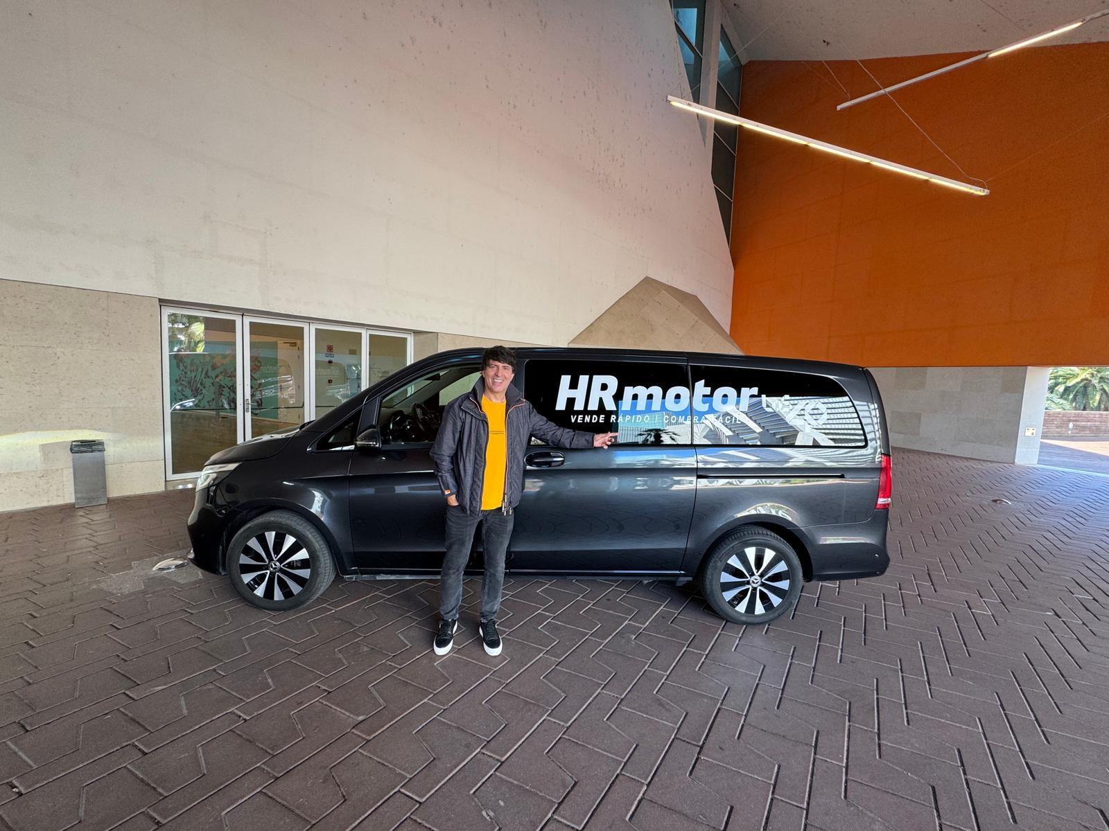 Dani Moreno (El Gallo) con el coche oficial de Los40. HR Motor se convierte en el coche oficial de los conciertos de Los40 Zaragoza trasladando a los artistas de Los40 Pilar Pop y Los40 Independance.