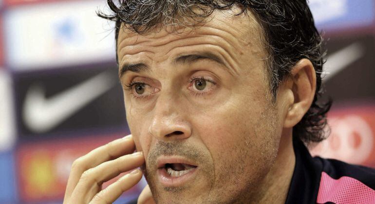 GRA124. SANT JOAN DESPÍ (BARCELONA), 07/03/2015.- El entrenador del FC Barcelona, Luis Enrique, durante la rueda de prensa que ofreció tras el entrenamiento realizado por la plantilla blaugrana para preparar el partido que disputarán mañana ante el Rayo V