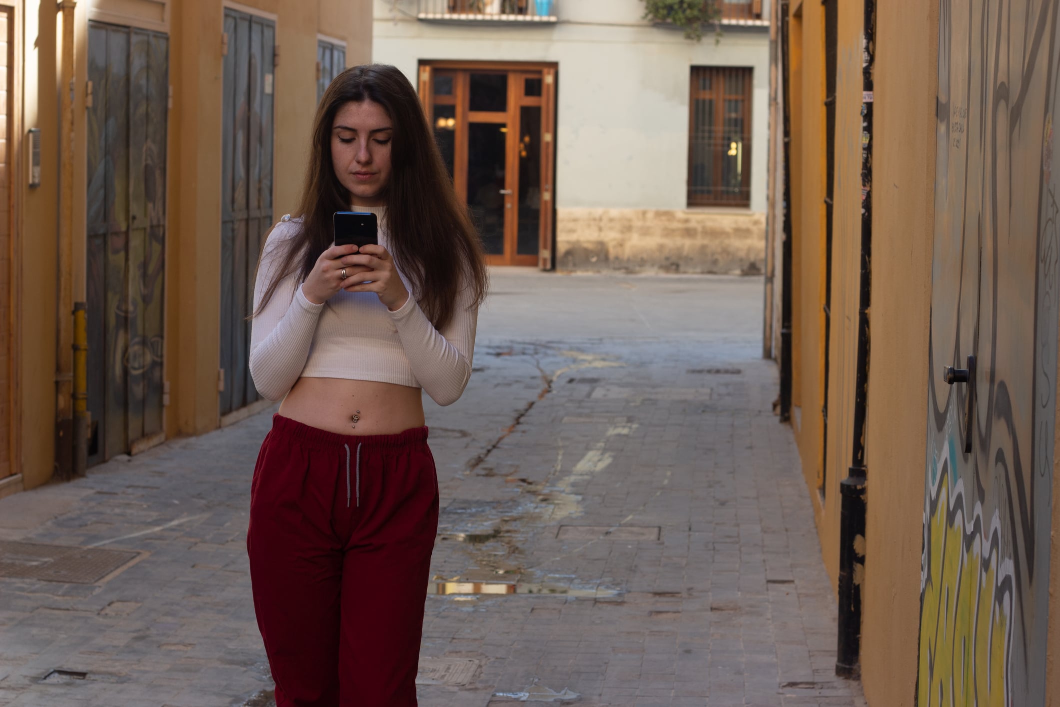 Una mujer usando su teléfono móvil.