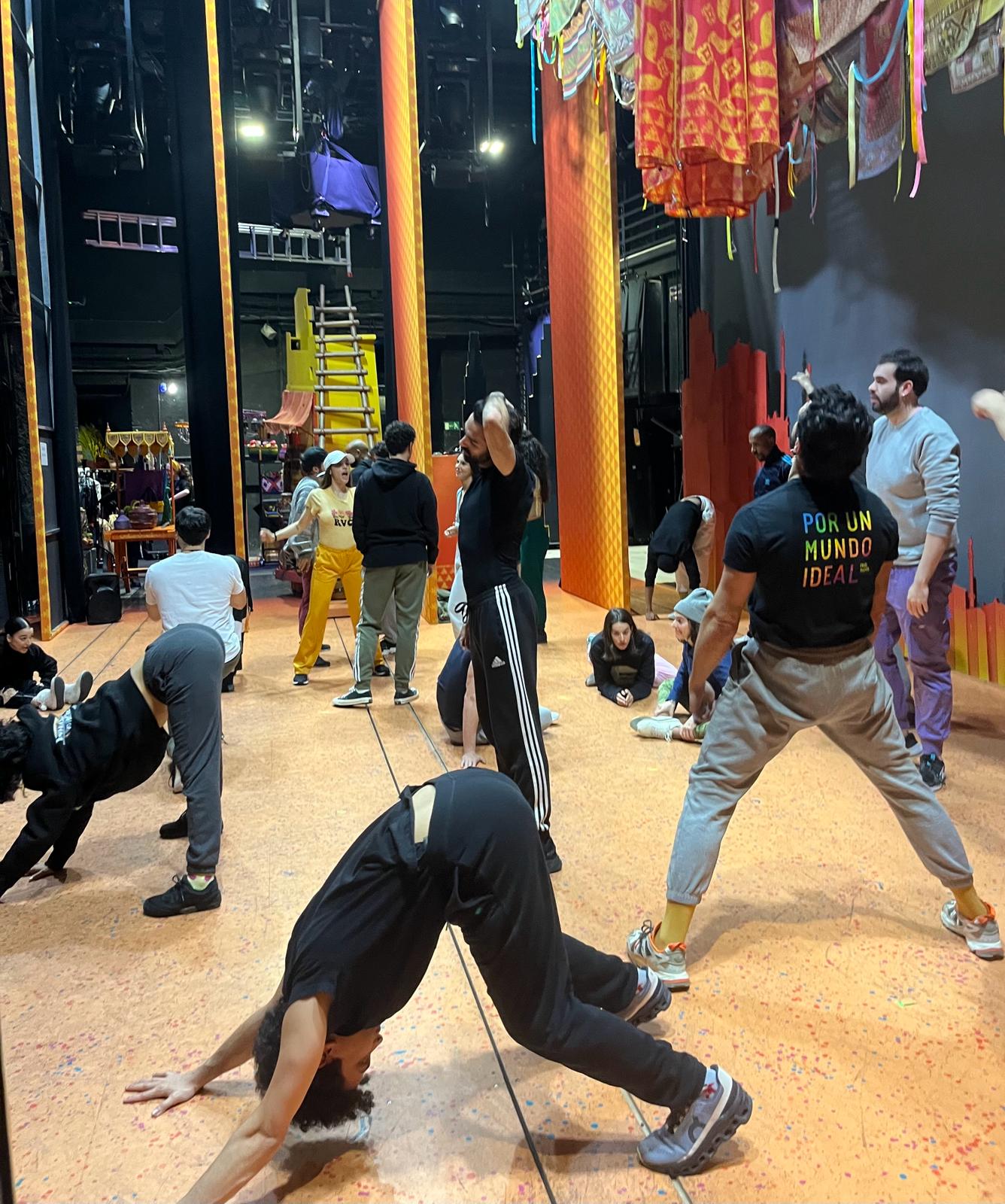 Los actores estiran y bailan sobre el escenario del Teatro Coliseum.