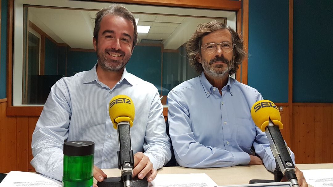 Juan Luis Vidal y Antonio Gómez en el estudio de La Ventana de Cantabria 