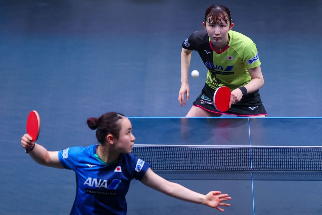 Las japonesas Hina Hayata y Mina Ito durante la final femenina del Mundial de Tenis de Mesa de Doha (Qatar) el pasado 6 de marzo