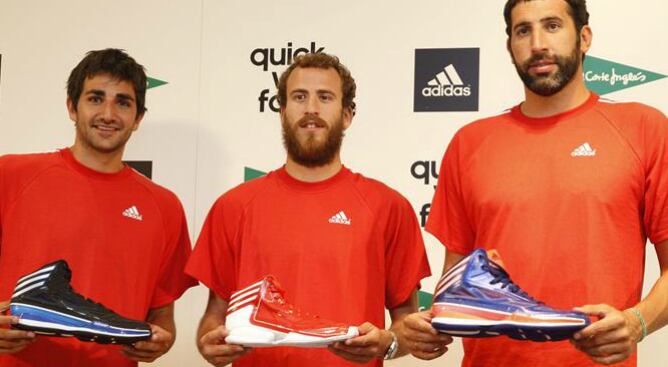 Ricky Rubio, Sergio Rodríguez, y Alex Mumbrú, durante la presentación de las zapatillas con las que jugarán el Eurobasket, que tendrá lugar en Eslovenia del 4 al 22 de septiembre, en el que la selección española buscará revalidar el título logrado hace do