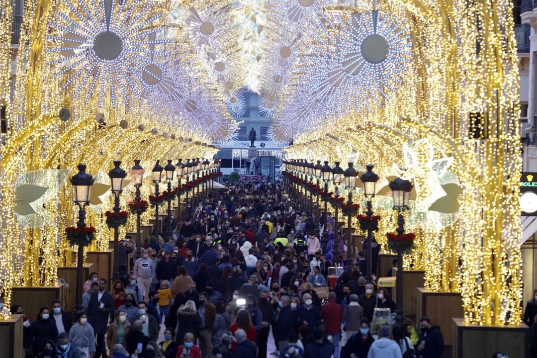 Inauguración de las luces navideñas en la céntrica calle Larios de Málaga, que este año no celebrará su tradicional espectáculo de luz y sonido ha causa de las restricciones impuestas por la Covid-19. Málaga 27 de noviembre 2020