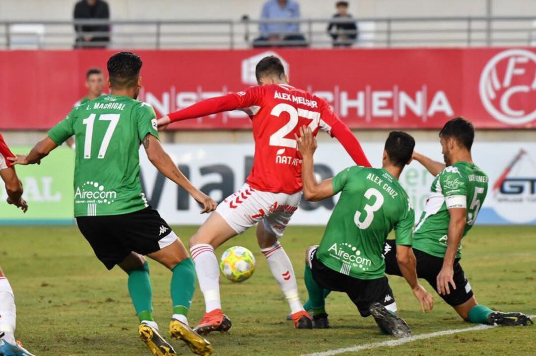 Álex Melgar protege un balón en el Real Murcia-Atlético Sanluqueño