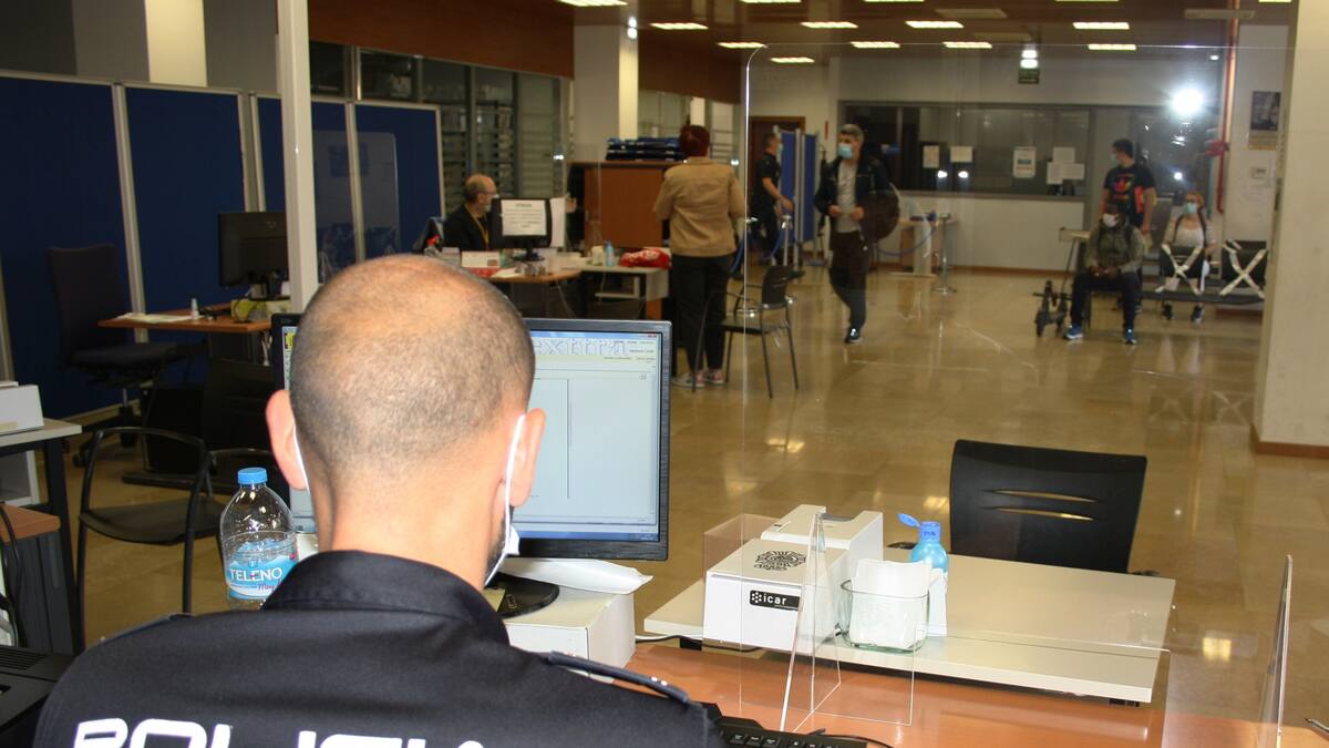 Se necesitan al menos una decena de agentes más en la Comisaría de Ibiza para atender la llegada de migrantes a las islas, según el SUP