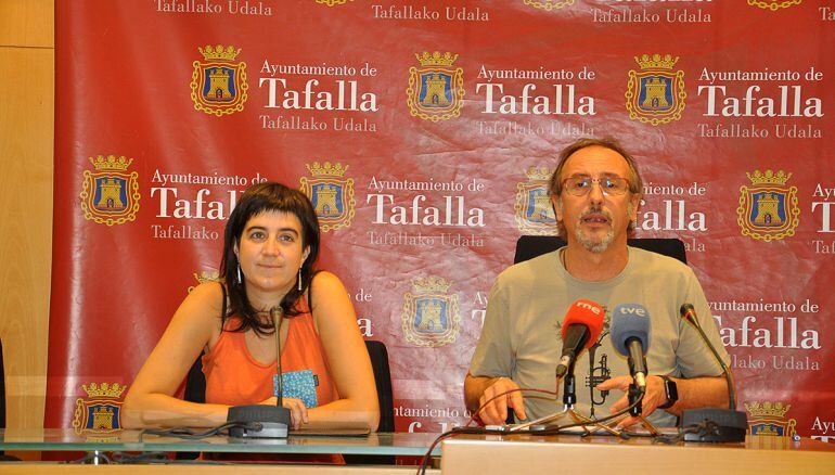 Haizea Lizarbe junto al alcalde Arturo Goldaracena