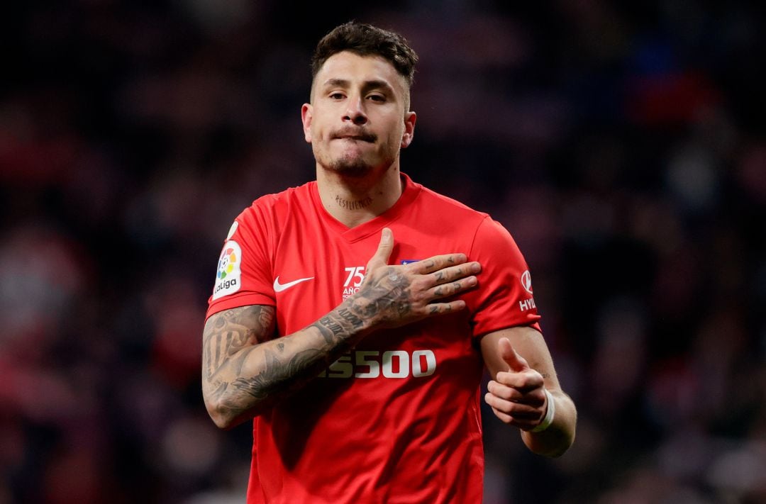 Giménez celebra la victoria del Atlético llevándose la mano al escudo