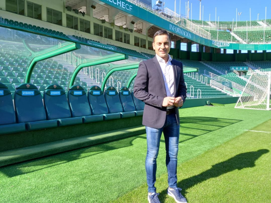 Francisco posa junto al banquillo local del Martínez Valero