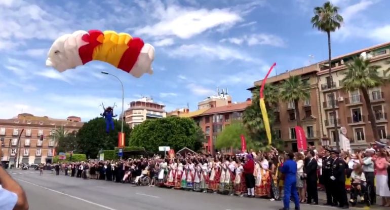 Uno de los paracaidistas aterriza frente a la Glorieta de España en Murcia