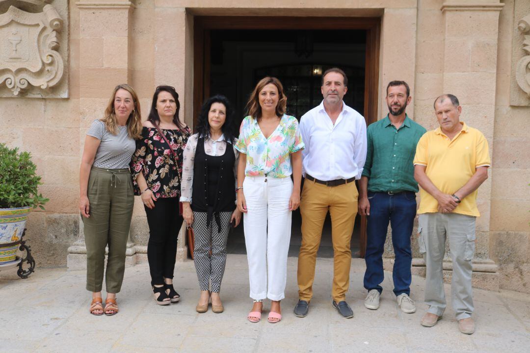 Miembros del equipo de gobierno junto a los nuevos responsables pedáneos en la puerta del consistorio rondeño