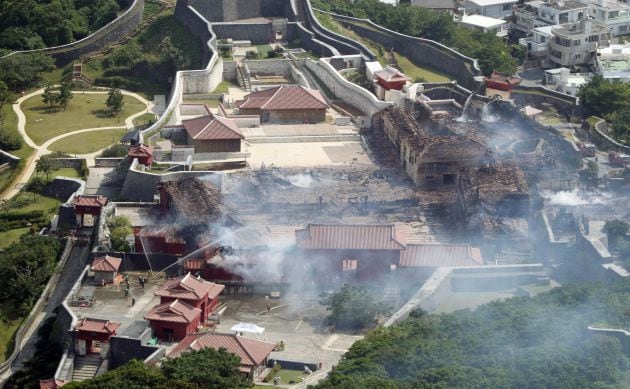 FOTOGALERÍA | Las cenizas, tras el fuego, en el castillo.