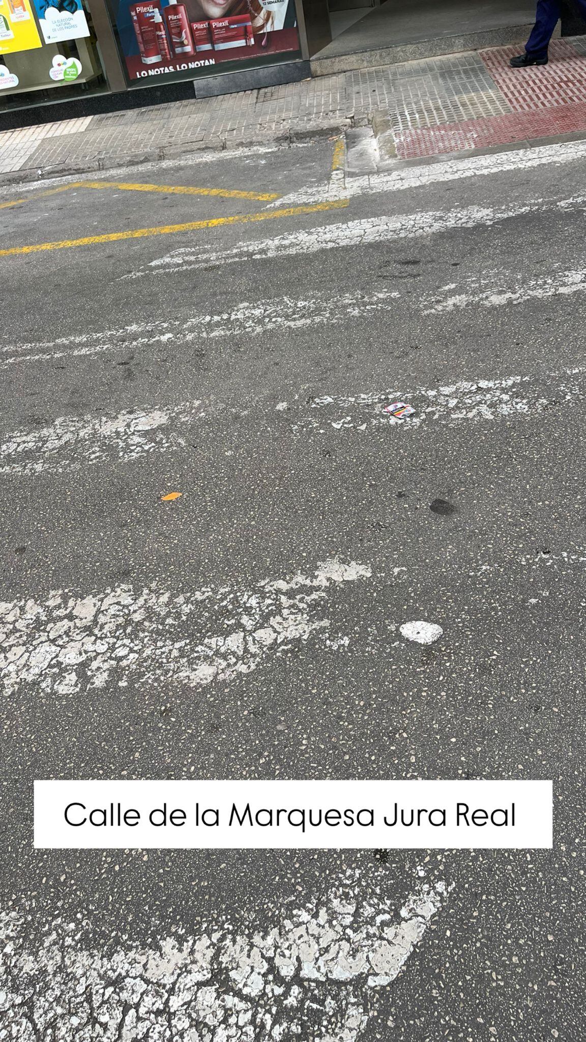 Paso de cebra casi borrado en la calle Marquesa Jura Real, en Gandia