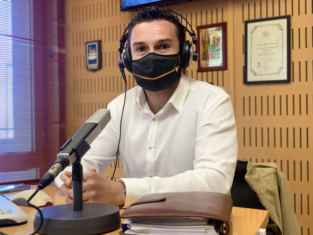 Martín Vila, en los estudios de Radio Cádiz