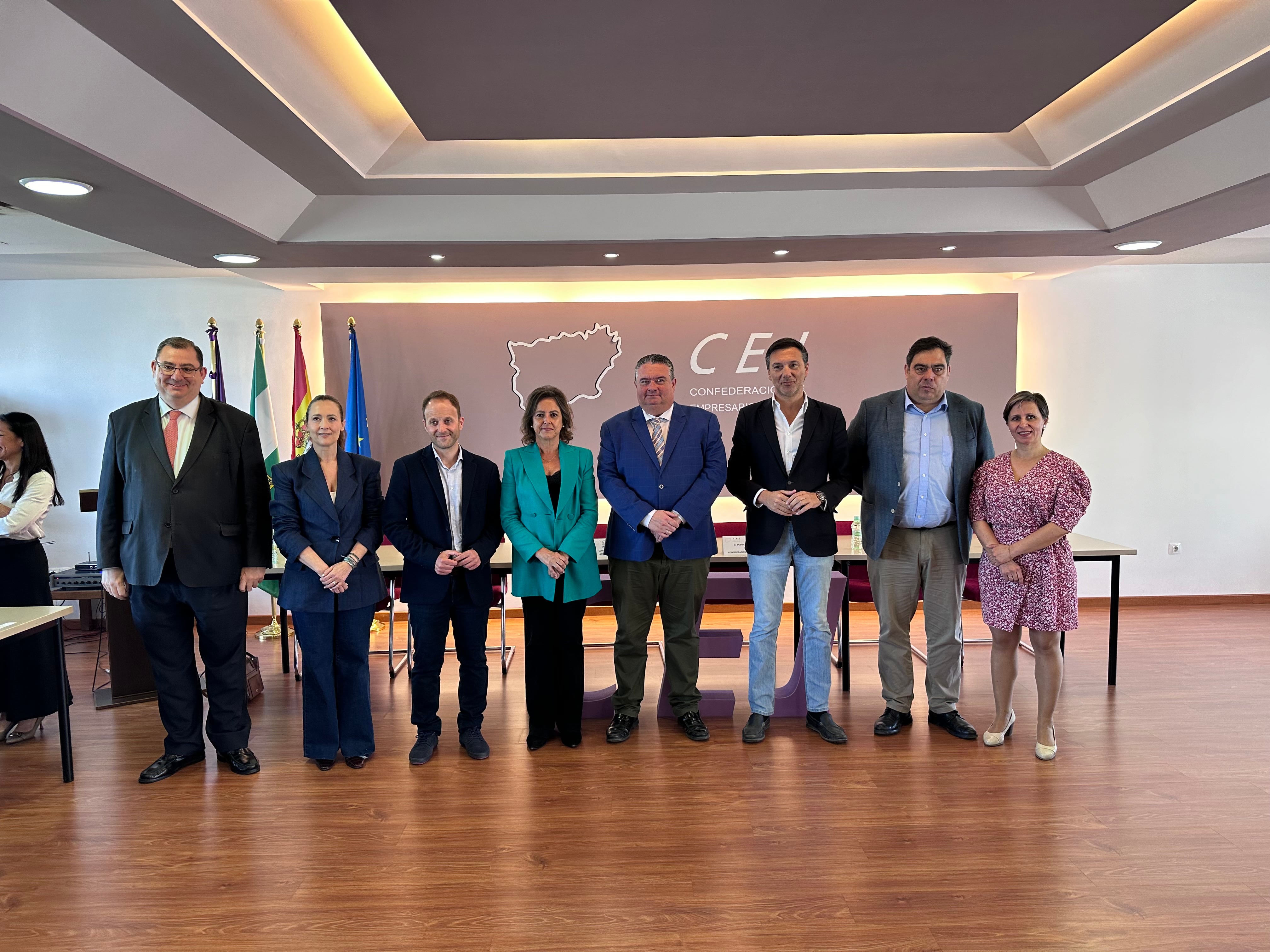 El presidente de la Confederación de Empresarios de Jaén, Bartolomé González, el secretario general, Mario Azañón, y Rafael Amor, presidente de ATA Andalucía, han recibido esta mañana en la sede de la organización empresarial a la consejera de Sostenibilidad y Medio Ambiente de la Junta de Andalucía, Catalina García, que en su encuentro con los empresarios y empresarias ha estado acompañada por los parlamentarios andaluces Erik Domínguez y Maribel Lozano, y los delegados territoriales de la Junta de Andalucía de Economía, Javier Calvente, y Agricultura, Soledad Aranda