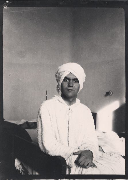 Federico García Lorca con turbante en la Residencia de Estudiantes, Madrid, 1924. Copia actual.