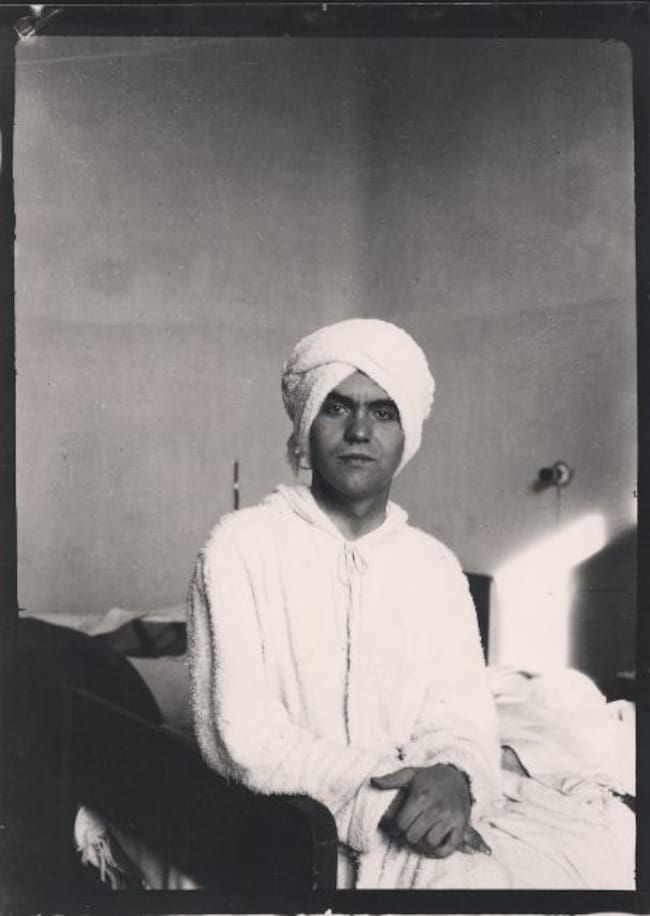 Federico García Lorca con turbante en la Residencia de Estudiantes, Madrid, 1924. Copia actual.