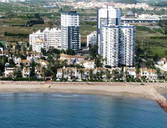 Vista aérea de la playa de Play Puig, que ha obtenido por primera vez en su historia la bandera azul