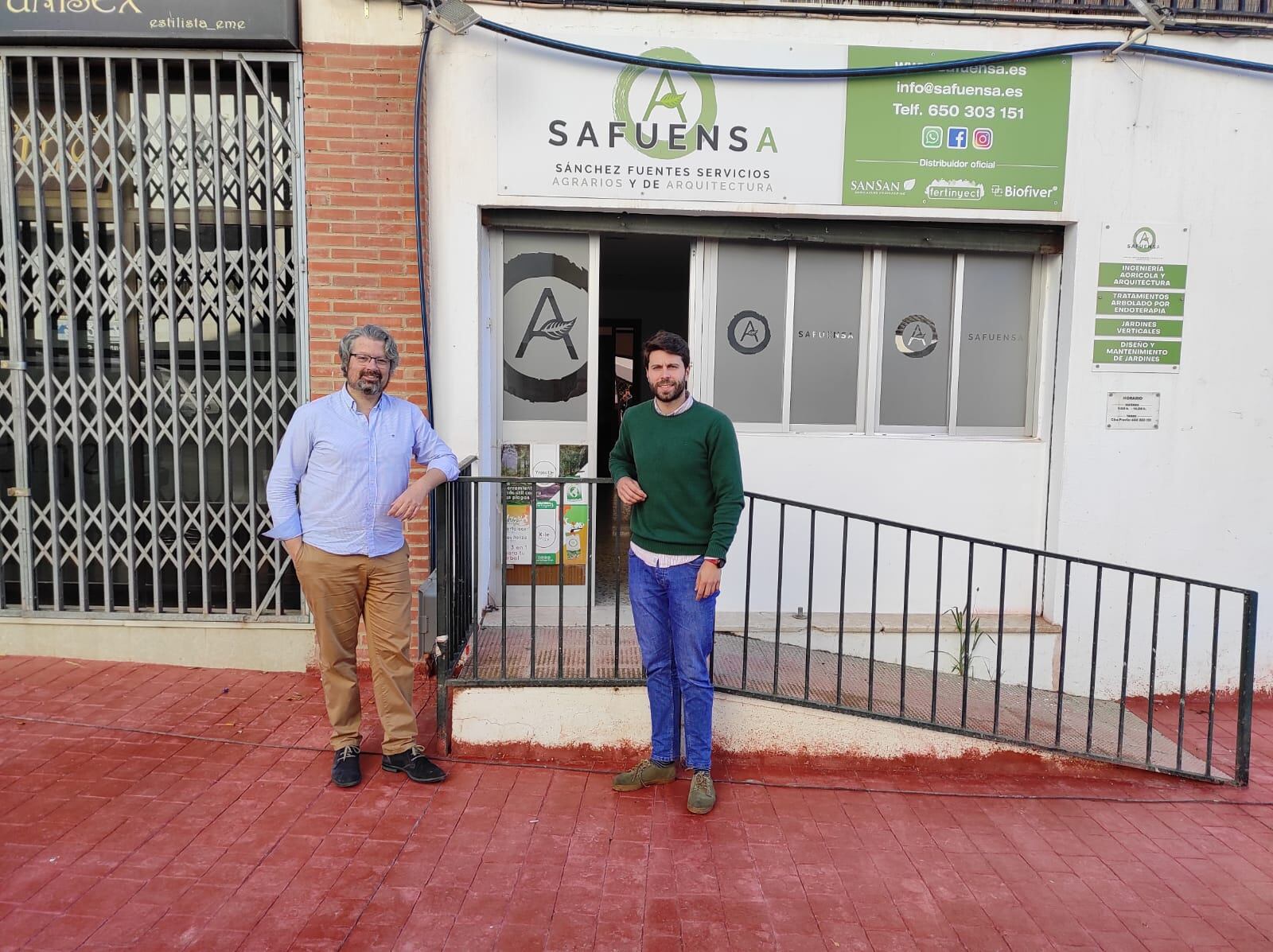 Pedro J. Sánchez Fuentes y Manuel Serrano a las puertas de las instalaciones de Safuensa en avenida de Málaga
