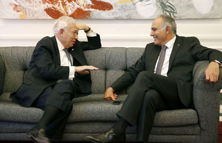 GRA335. BARCELONA, 13/04/2015.- El ministro de Asuntos Exteriores, José Manuel García-Margallo (i), con su homólogo marroquí, Salahedín Mezuar (d), durante la reunión bilateral que han mantenido tras la cumbre UE-Mediterráneo que se celebra hoy en Barcelona y en medio de la polémica sobre el rescate de los espeleólogos españoles y por el procesamiento a once funcionarios de Marruecos por cargos de genocidio en el Sáhara Occidental. EFE/Andreu Dalmau