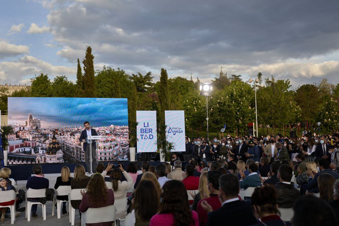 El presidente del PP, Pablo Casado interviene en el último acto de campaña del partido, en el barrio de Salamanca.