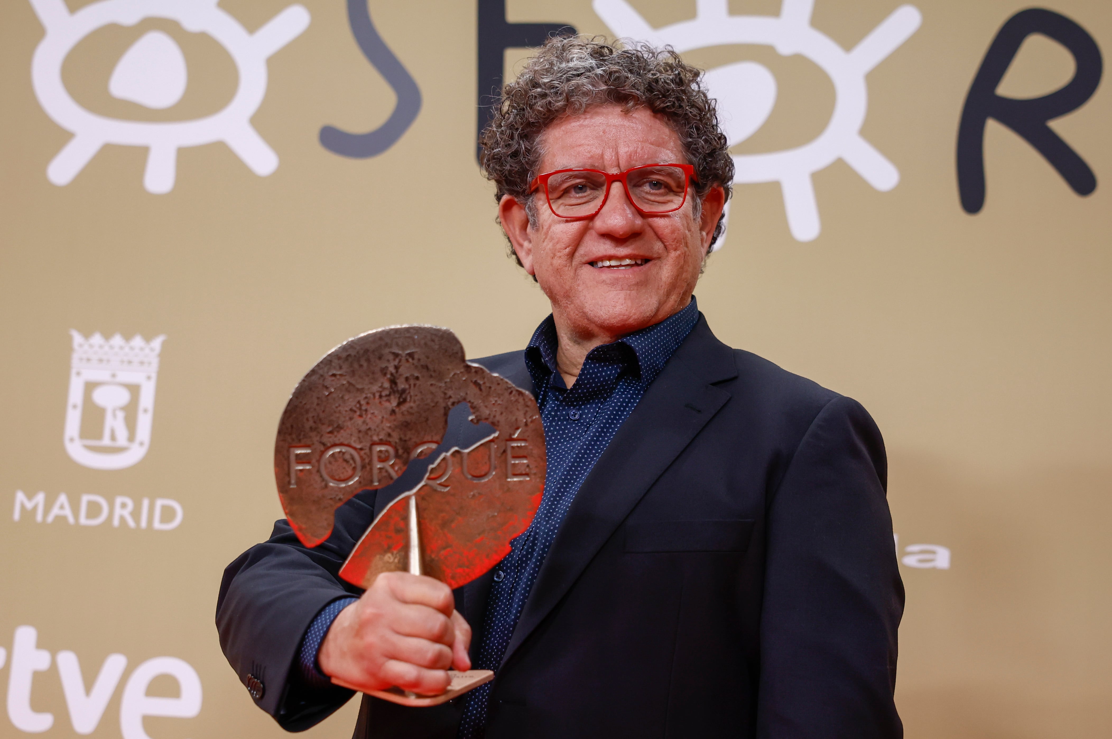 El actor Pedro Casablanc posa con el Forqué al mejor actor de serie por su interpretación en &quot;Querer&quot;, en la gala de la 30 edición de los Premios José María Forqué