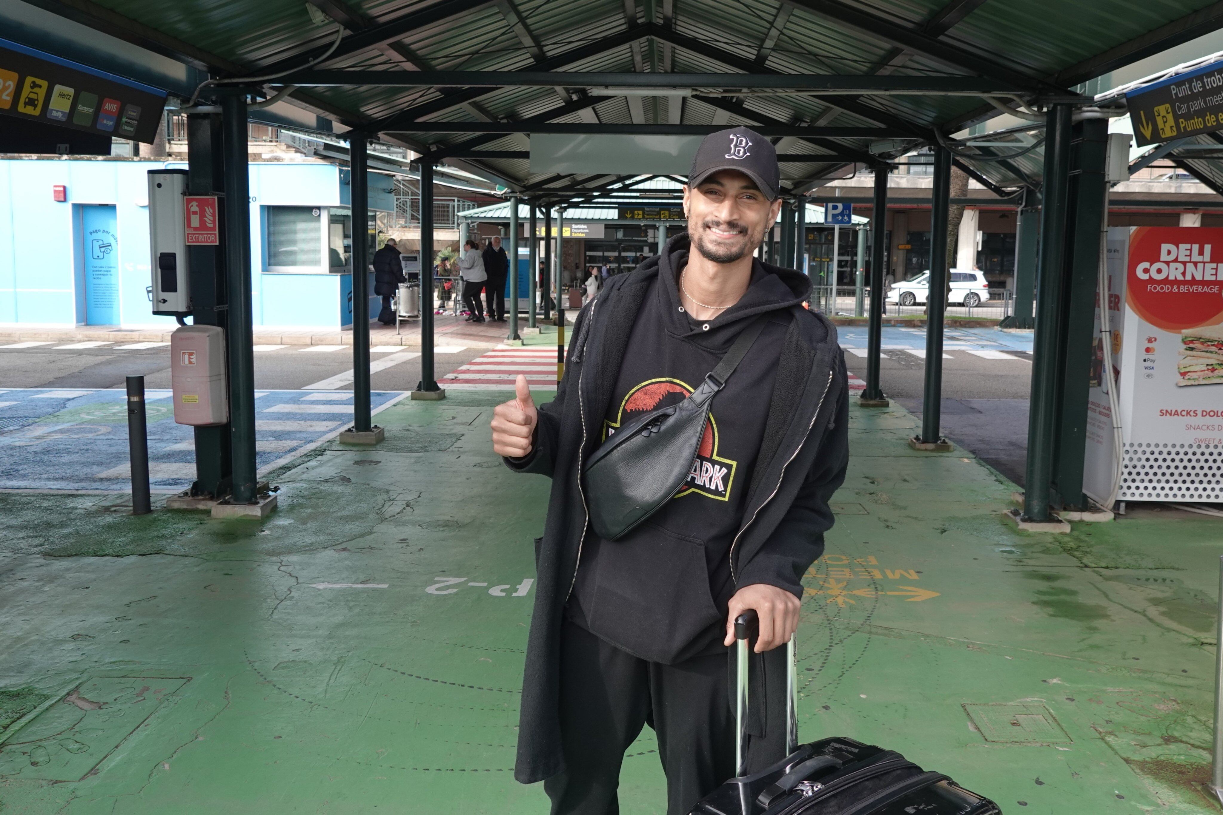 Edwin Jackson posava així a l'aeroport després d'aterrar a l'illa.