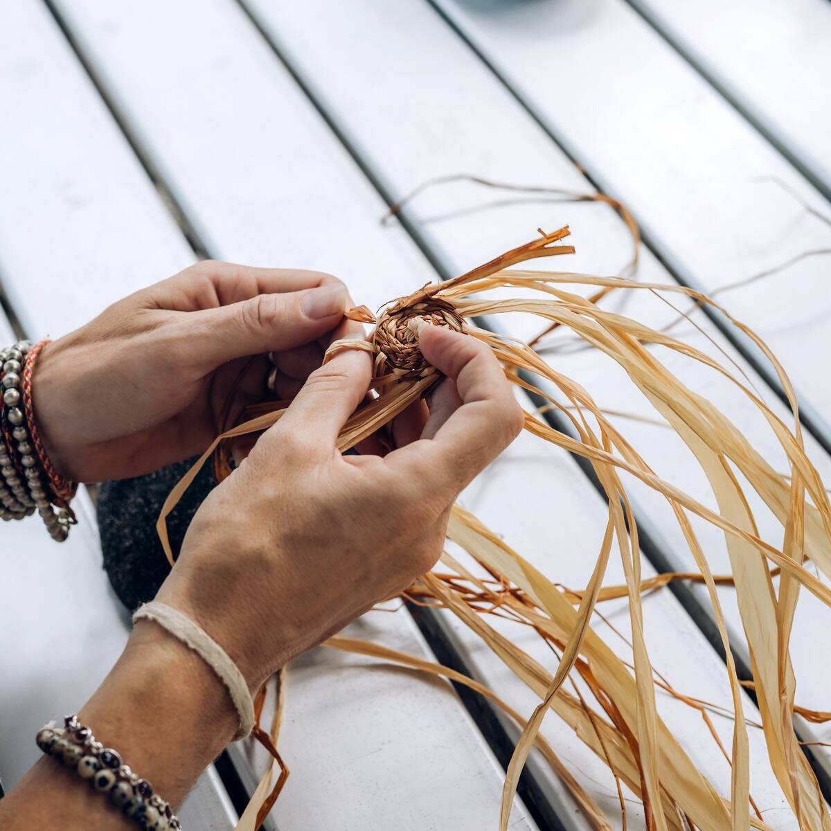 La Hermandad de la Soledad organiza su tradicional Taller de Palmas Rizadas