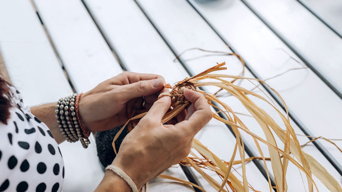 La Hermandad de la Soledad organiza su tradicional Taller de Palmas Rizadas