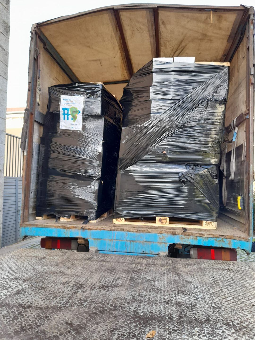 Trailer con los 19 pallets que ha reunido FEDASVE para los afectados por el volcán de Cumbre Vieja, en la isla de la Palma 