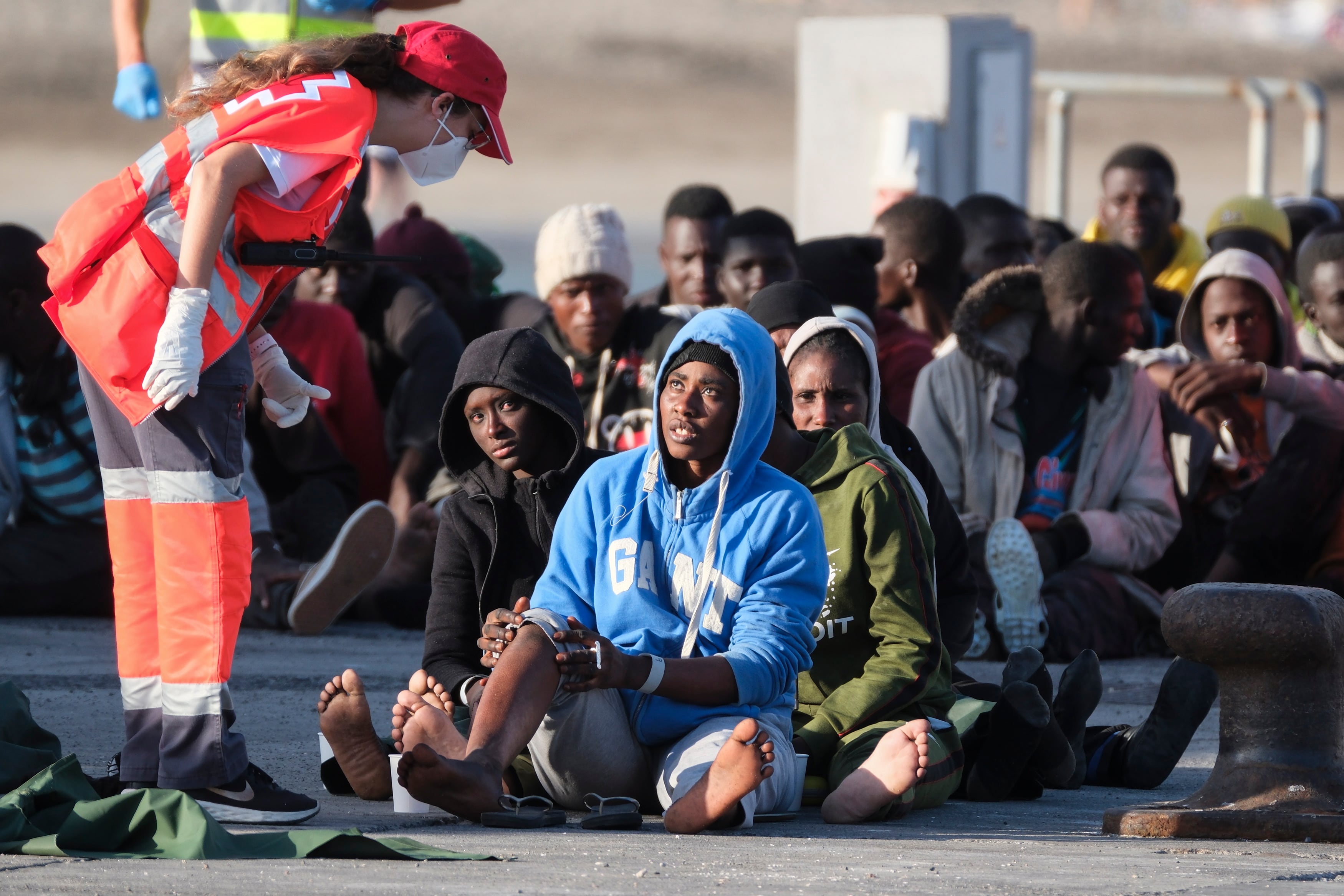 Salvamento Marítimo ha rescatado y trasladado a migrantes en el puerto de Los Cristianos, en Tenerife