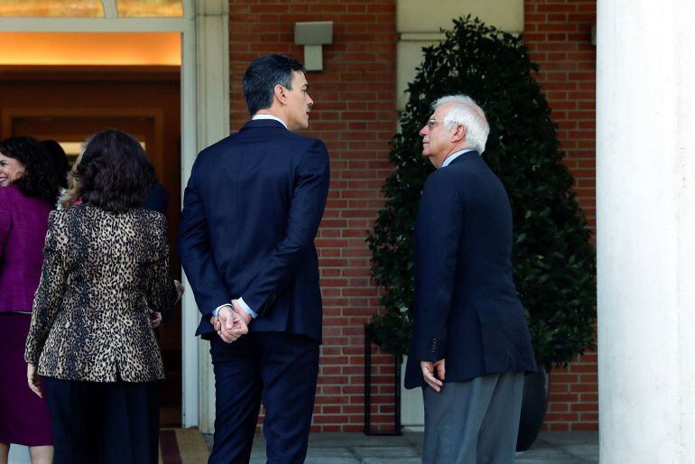 El presidente del Gobierno, Pedro Sánchez, conversa con el ministro de Asuntos Exteriores Josep Borrell.