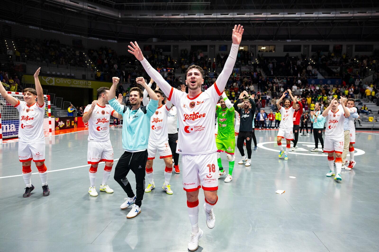 Pablo Ramírez celebra junto a sus compañeros del Jimbee Cartagena el título de Supercopa de España