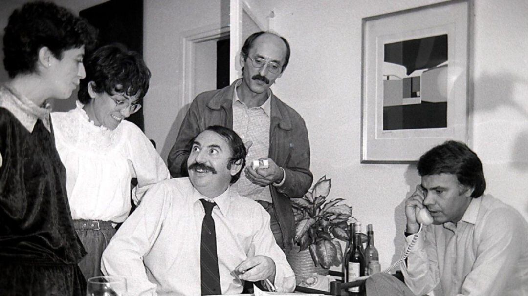 Casa de Julio Feo, en el centro con corbata. Felipe González está recibiendo el resultado electoral por teléfono. De pie, Juan Alarcón, su esposa Mercedes Espriu y Ana Navarro, secretaria de Felipe González.