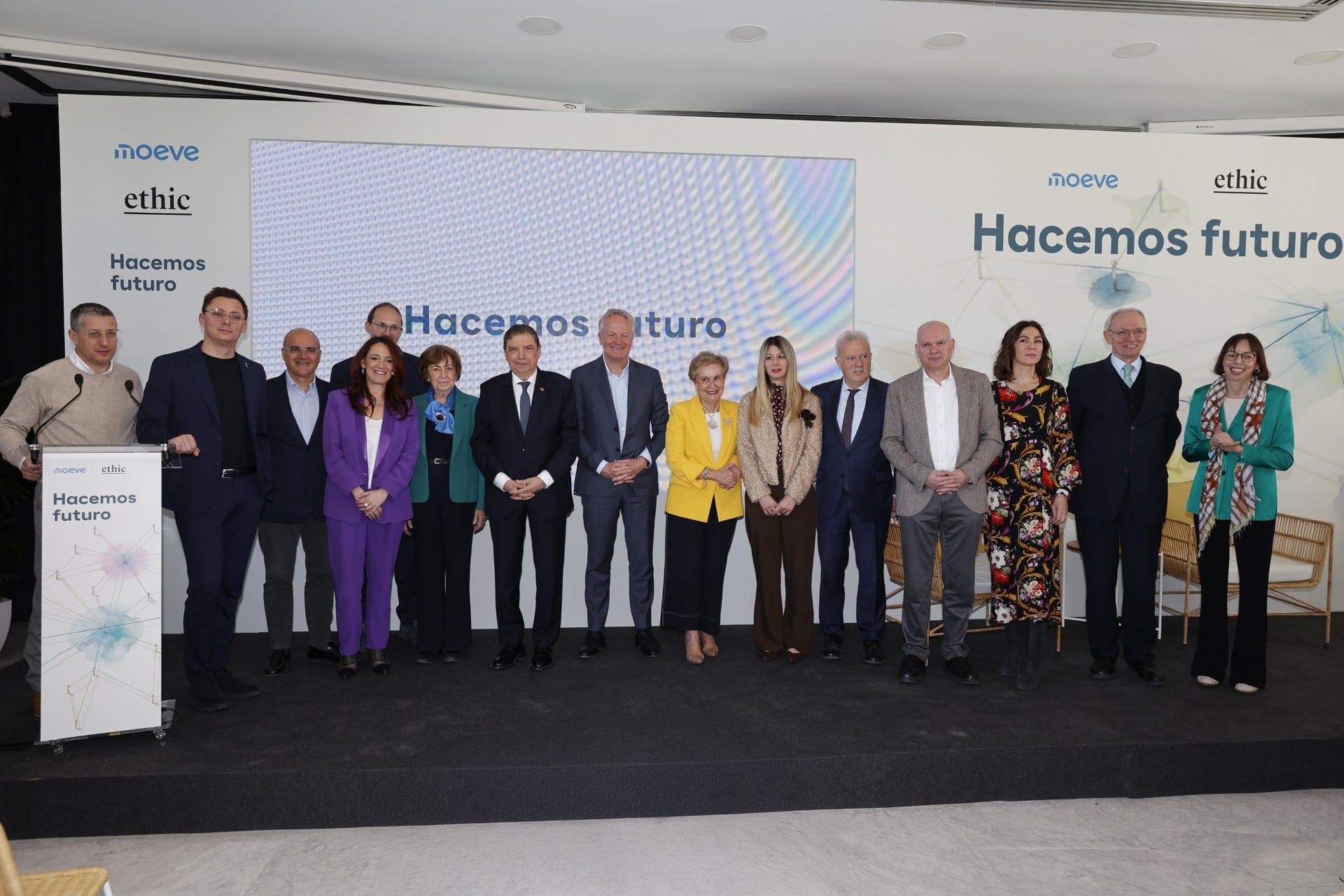El ministro de Agricultura, Luis Planas, y el CEO de Moeve, Martin Wetselaar, junto al resto de participantes en la jornada "Hacemos futuro"