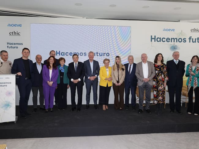 El ministro de Agricultura, Luis Planas, y el CEO de Moeve, Martin Wetselaar, junto al resto de participantes en la jornada "Hacemos futuro"