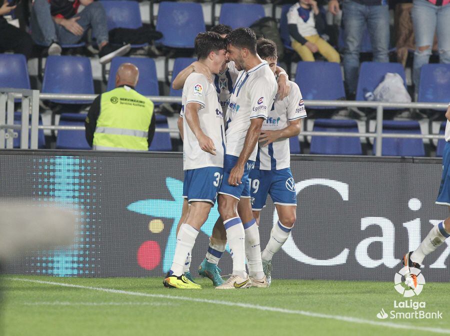 Teto y Javi Alonso celebran con rabia el gol del primero de ellos, su tercer tanto de la temporada con el primer equipo.