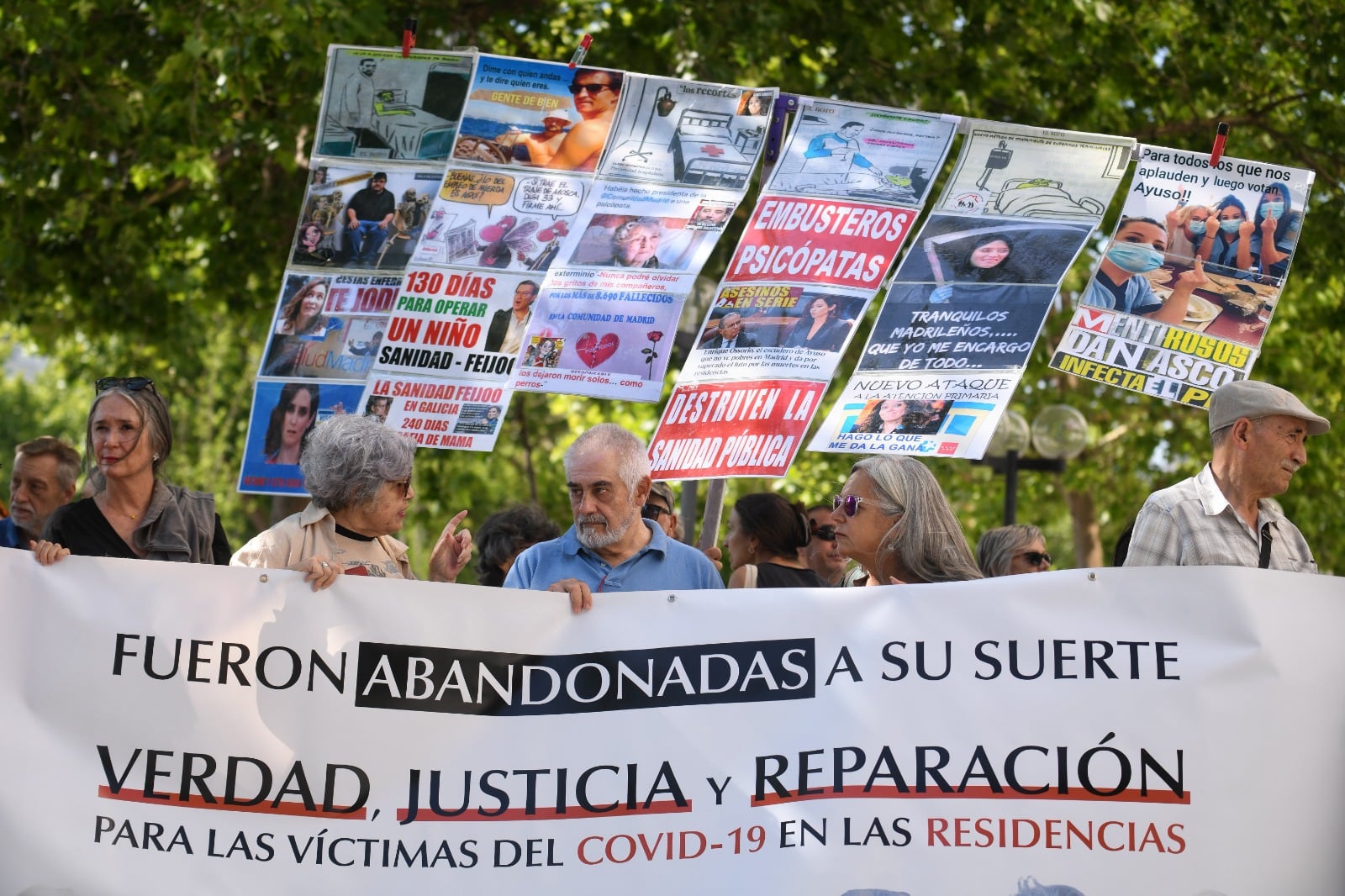 Protesta de las familias en los juzgados de Plaza de Castilla para que se investigue lo sucedido en las residencias durante la primera ola de la pandemia.