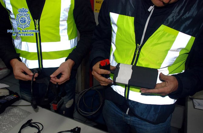 Agentes de la Policía Nacional muestran algunos de los aparatos incautados en la operación &#039;Avería&#039;