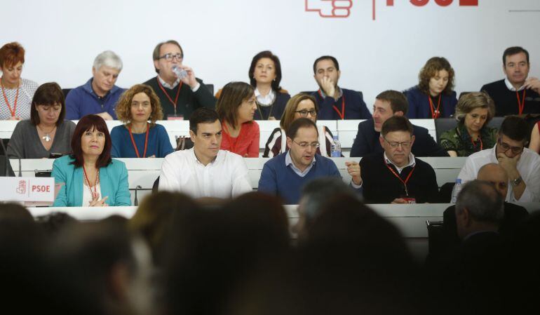 El secretario general del PSOE, Pedro Sánchez (2i), durante la reunión del Comité Federal hoy en Madrid.