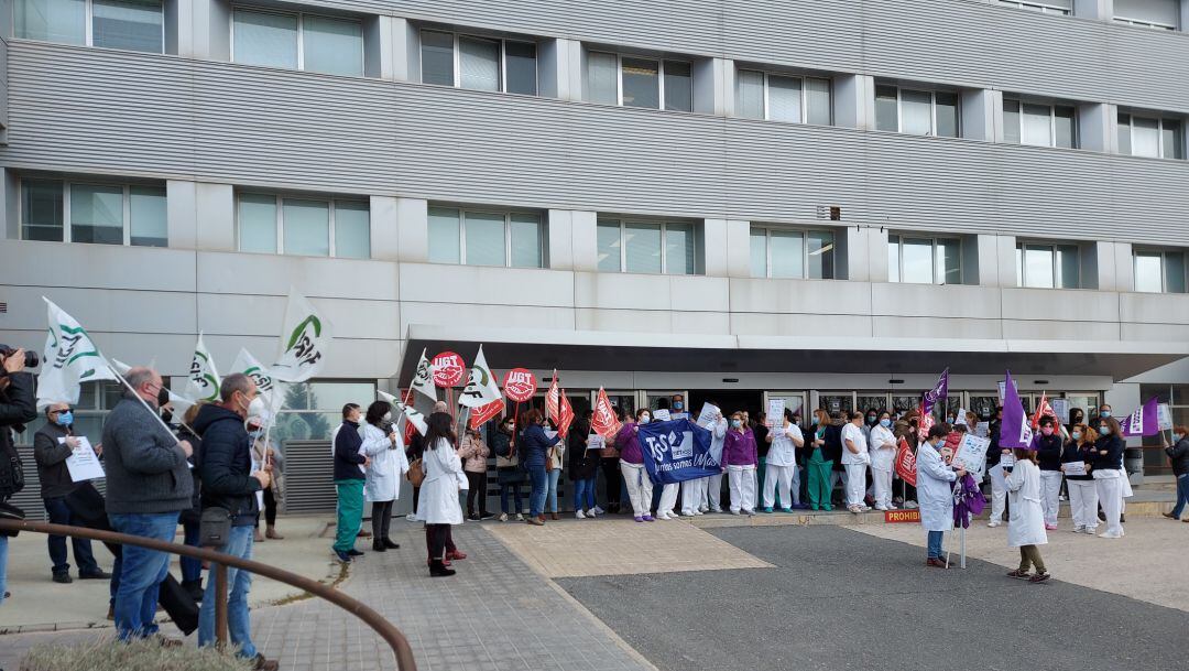 Protesta de los sindicatos ante las puertas del Hospital Nuestra Señora de Sonsoles 