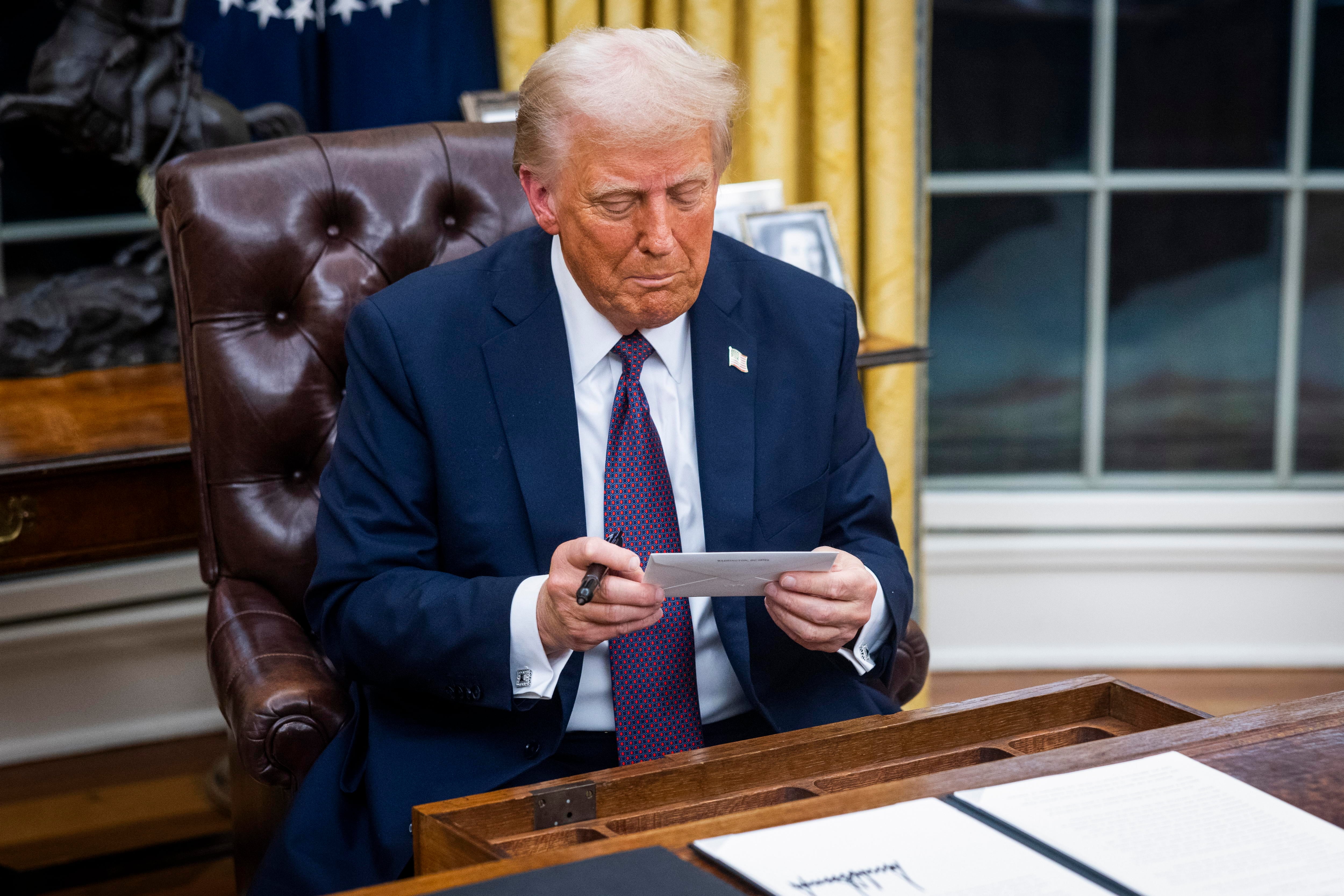 Momento en el que Trump encuentra la carta que le dejó Biden en un cajón después de que un periodista le preguntara si la había recibido.