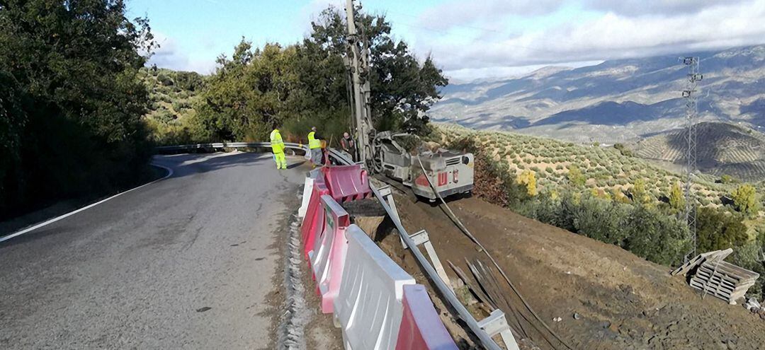 Trabajos en la A-6050 a su paso por Los Villares.
