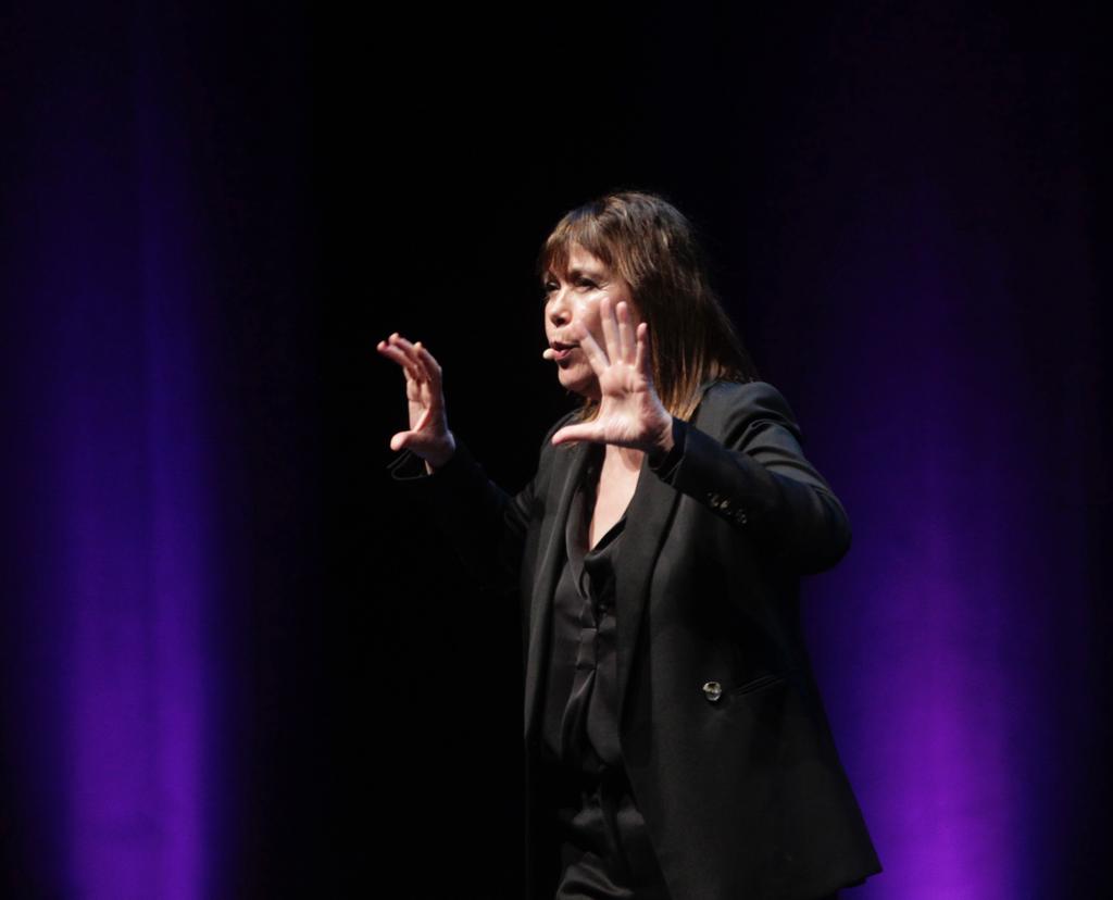 Mabel Lozano durante su intervención en &#039;Con Voz de Mujer&#039; en Gijón.