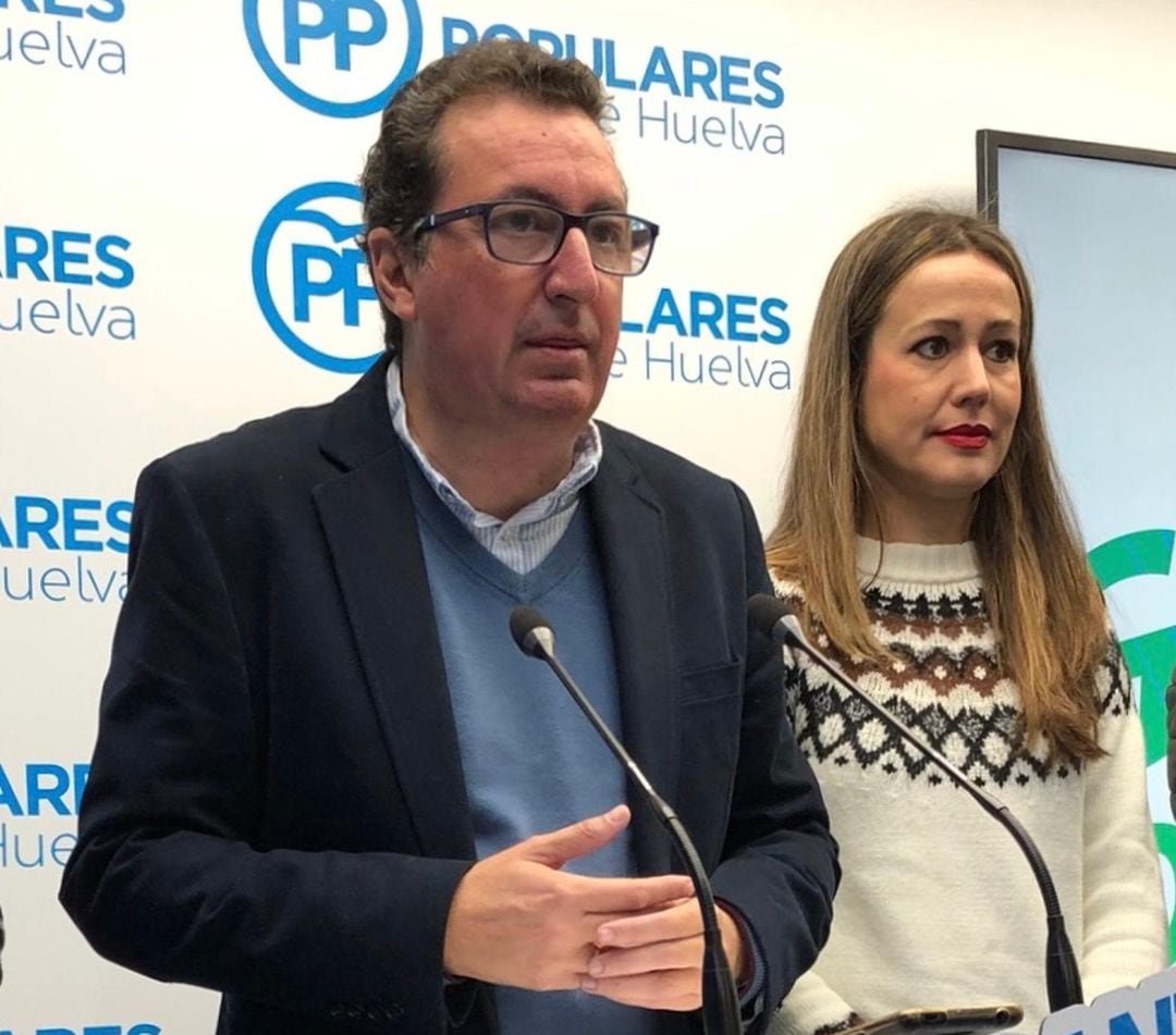 Manuel Andrés González, presidente del PP, junto a la nueva delegada del Gobierno andaluz en Huelva, Bella Verano