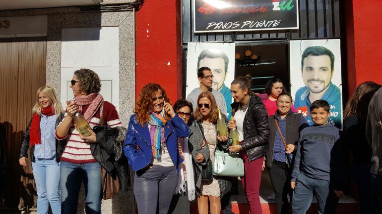 Celebración de numerosos vecinos de Pinos Puente ante la sede de Izquierda Unida.