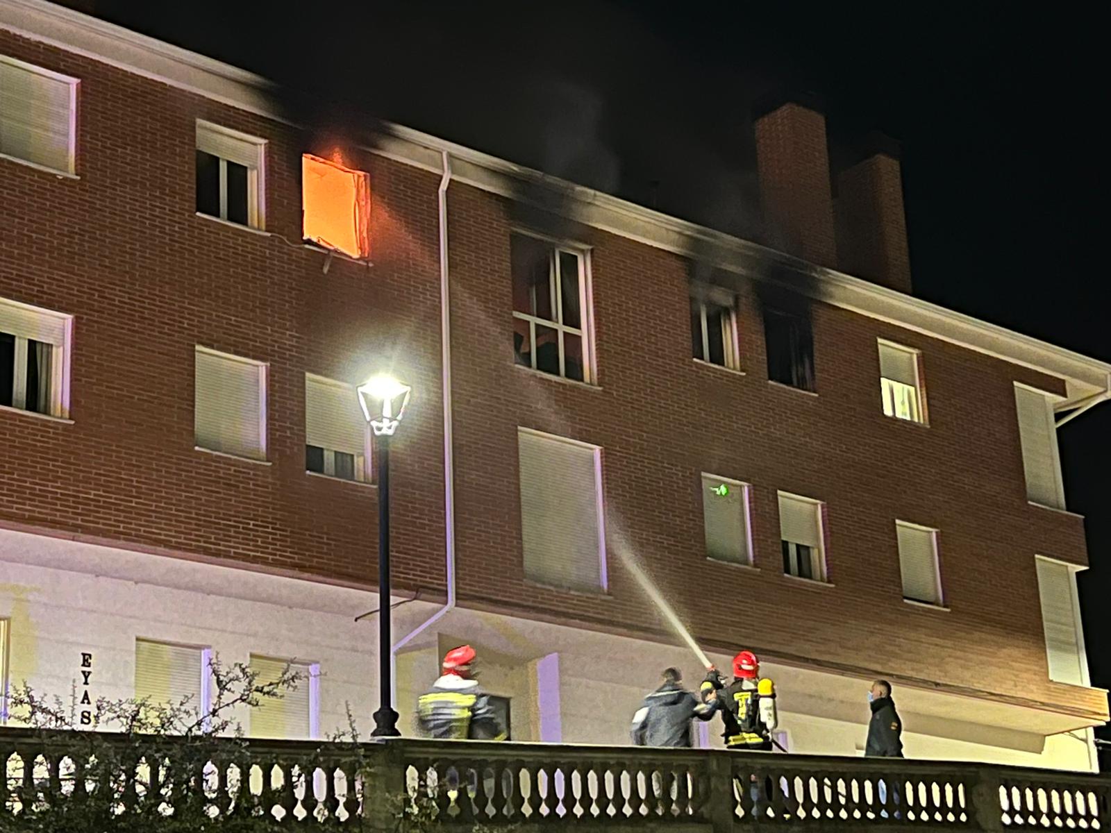 Bomberos voluntarios de Roa y profesionales de Aranda trabajaros en la extinción del incendio